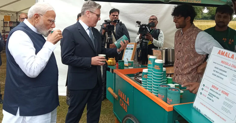 വൈറലായ ചായകുടിയില്‍  കേരളത്തിന്റെ സുഗന്ധവ്യജ്ഞനങ്ങളും